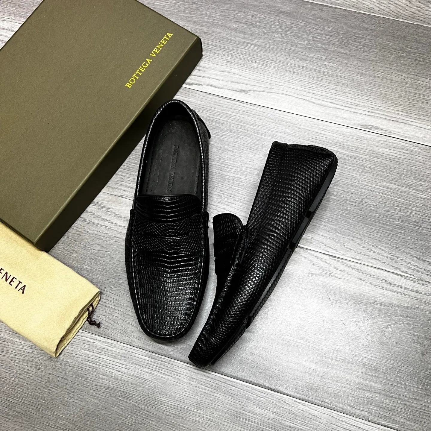 Factory price 480 BV 〰️Purely handmade classic men's beanie shoes👉👉driving shoes, slip-on shoes, made of imported cowhide from Italy, 💕water-dyed cowhide lining, 🔊original outsole, waterproof platform design, comfortable on the feet. A good choice for traveling and driving, three colors available, code number: 38-44, (45 can be customized)